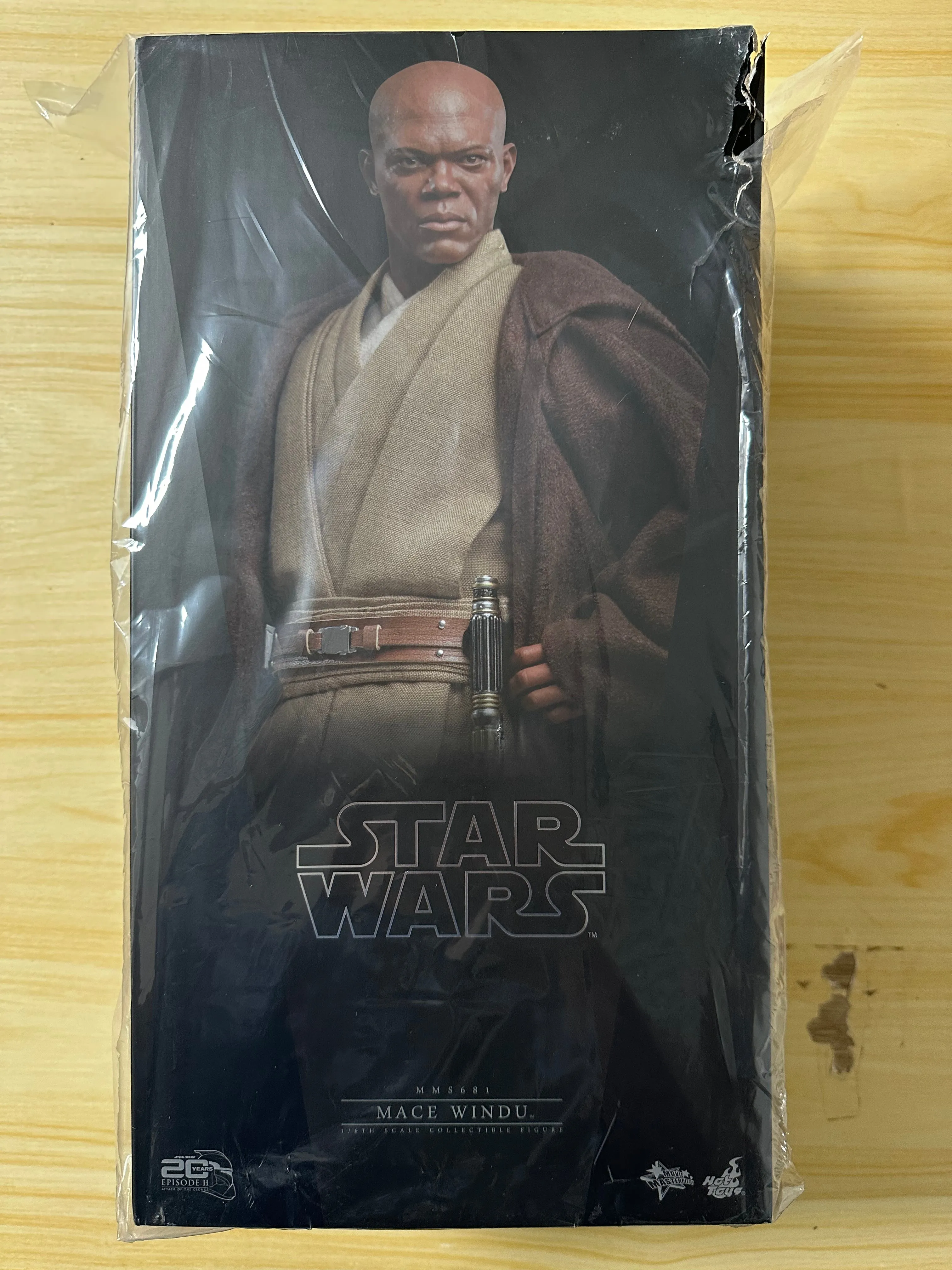 Hottoys Hot Toys 1/6 Scale MMS681 MMS 681 Star Wars Episode II Attack of the Clones - Mace Windu Action Figure NEW (Poor Box)