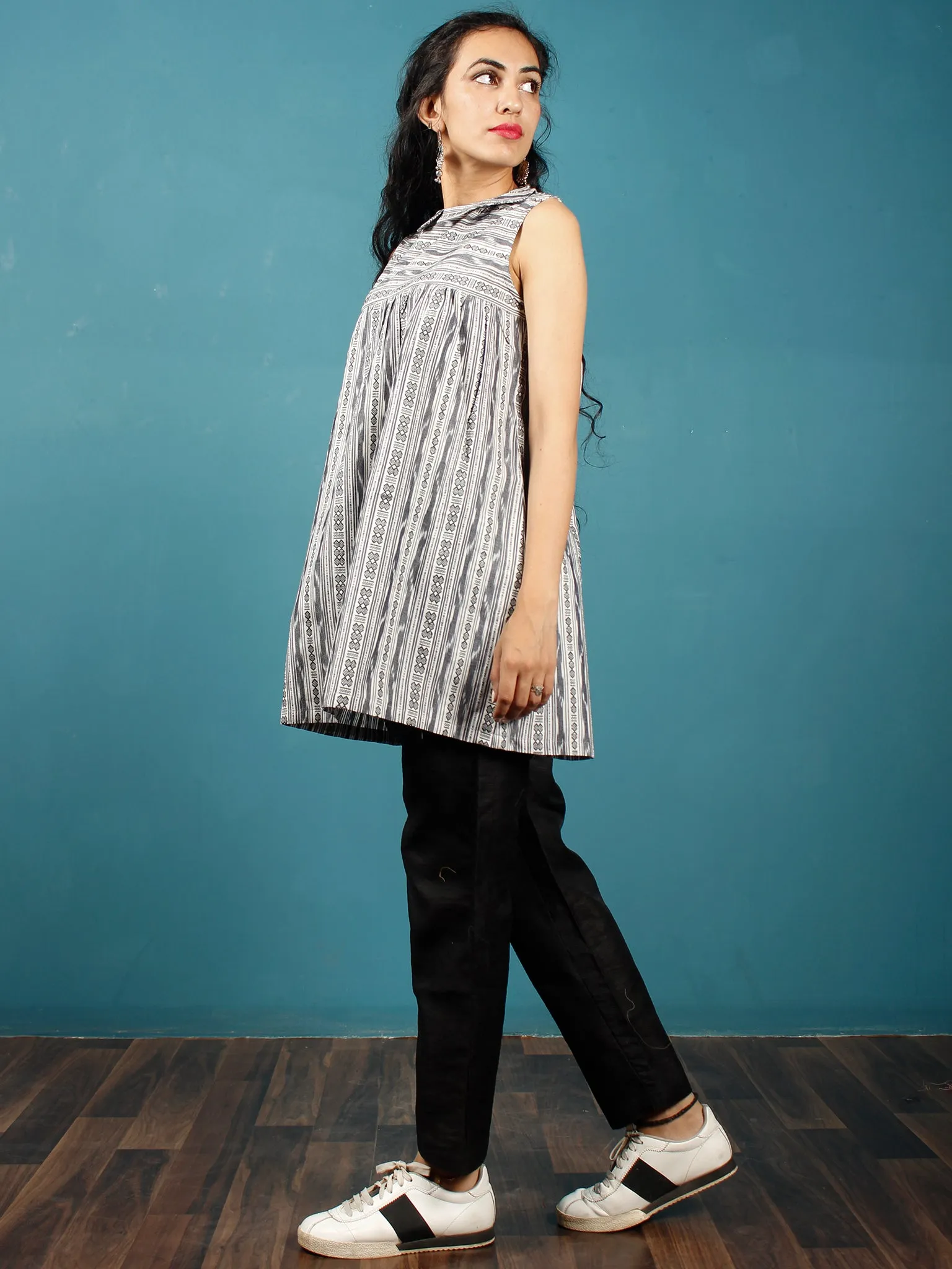 White Black  Hand Woven Ikat Cotton Tunic With Collar   - Tun06F1465